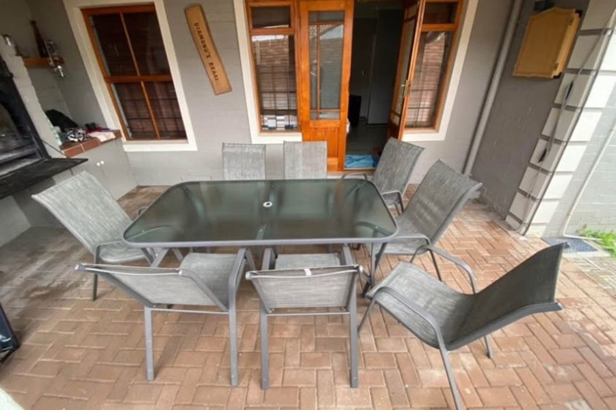 2 Bedroom Property for Sale in Uitzicht Western Cape
